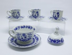 PORCELANA -  Blue and White, decoração Cebolinha. Composto de: Lote de 1 xícara de chá, 3 xícaras de café e 1 tampa. Bicados.