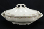 PORCELANA INGLESA - Sopeira oval, friso dourado. Med. 14x30x20 cm.