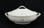 PORCELANA INGLESA - Sopeira oval, friso prateado. Med. 18x35x22 cm.