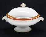 PORCELANA - Sopeira redonda em porcelana branca com faixa e frisos em laranja e preto. Med. 20x29x20 cm.