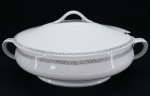PORCELANA ALEMÃ - BAVARIA - Saladeira branca decoradas com flores em tom cinza. Med. 15x33x23 cm. Bicado.