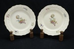 PORCELANA DINAMARCA - ROYAL COPEHAGEN - Lote pratos decorativos em tom marfim com decoração floral e friso dourado. Med. 15,5 cm.
