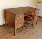 MOBILIÁRIO - Escrivaninha xerife e cadeira em madeira torneada, 7 gavetas e 2 pranchas auxiliares embutidas. Med. 91x150x80 cm e 94x44x41 cm.