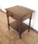 MOBILIÁRIO - Mesa de cabeceira torneada. Med. 56x48x40 cm. Falta fundo.
