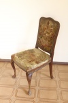 MOBILIÁRIO - Cadeira estilo inglês, em madeira nobre, estofada. Necessita restauro no estofo. Med. 91x46x45 cm.