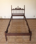 MOBILIÁRIO - Cama de solteira em madeira nobre torneada. Med. 105x98 cm.
