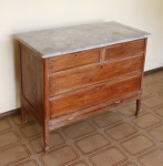 MOBILIÁRIO - Comoda em Peroba do Campo, com barra marchetada, com 2 gavetas e 2 gavetões, tampo em mármore carrará cinza. Med. 82x103x52 cm. Pequenas faltas.