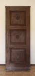 DIVERSOS - Bela porta em madeira nobre, almofadada, entalhada, acompanha caixa, dobradiças e fechaduras em metal dourado. Medida padrão 210x80 cm.