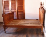 MOBILIÁRIO - Cama Império em Peroba do Campo. Med. 162x140x193 cm.