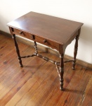 MOBILIÁRIO - Mesa escrivaninha em madeira nobre, 2 gavetinhas, torneada. Med. 70x74x44 cm.