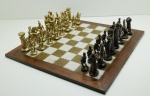 DIVERSOS - Diferente tabuleiro de xadrez em placas de mámore, peças em jumbo. Med. 38x38 cm.