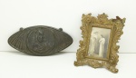 ARTE SACRA - Antiga placa em bronze de Cristo e quadrinho de 1ª Eucaristia, patina natural. Med. 19x9 cm e 16x12 cm.
