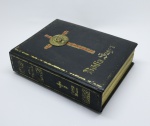 LIVROS - Lote de 2 livros religiosos, sendo 1 Bíblia Sagrada, da década de 60 e livro O Homem em Busca de Deus. Ambos ilustrados. Med. 17x12 cm.