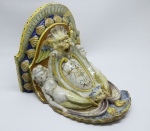FAIANÇA EUROPEIA - Antiguissíma peanha em faiança europeia, decorado com figuras mitológicas e concha. Med. 23x20 cm. No estado. Toda colada.