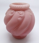 DIVERSOS - Antiga cúpula demi cristal rosa em relevo. Med. 26 cm.