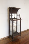 MOBILIÁRIO - Delicada vitrine manuelina em 3 estágios, porta lateral inferior, parte superior com prateleiras e colunas torneadas, modelo reto com delicada galeria. Med. 175x59x37 cm.