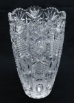 CRISTAL - Belo vaso floreira, ricamente lapidada com estela no fundo.