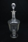 CRISTAL - Antiga licoreira estilo Saint Louis, rica decoração. Alt. 34 cm.