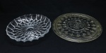 DEMI CRISTAL - Lote de 2 pratos de bolos moldados. Med. 32 cm e 28 cm. Com faltas.