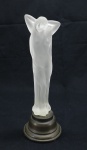 ESTATUETA - Nú Feminino, sobre base de metal. Med. 24 cm.