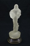 ESTATUETA - Estatueta feminina, coletora de frutas, sobre base de metal. Med. 19 cm. Bicado.
