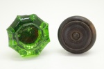 DIVERSOS - Lote de 2 puxadores, 1 em demi cristal verde e 1 madeira torneada. Med. 4x3 cm e 5,5x4 cm.