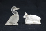 DIVERSOS - Lote de 2 bibêlos, 1 vaca em porcelana e pato em pedra. Med. 4,5x7 cm e 7x7 cm. Trincado e fios de cabelo.