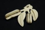 MARFIM - Cacho de frutos esculpidos em marfim. Med. 8 cm.