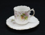 PORCELANA EUROPEIA - Xícara café, decoração floral e friso dourado, relevo. Med. 5x10,5 cm.