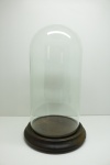 DEMI CRISTAL - Redoma em demi cristal, base em madeira. Med. 40 cm.