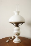 ABAJURES - Abajur em opalina branca, pintada a mão, cúpula e manga. Alt. total 59 cm.