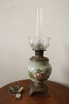 ABAJURES - Abajur em bronze e opalina pintado a mão e cúpula em demi cristal, manga interna. Alt. total 66 cm.