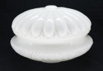 LUSTRE - Parte de lustre, opalina branca relevo. Med. 27x41 cm.