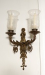 ARANDELA - Bela arandela em bronze, duplas em broze Ormulu, mangas lapidadas, 2 trombetas. Med. 53 cm.