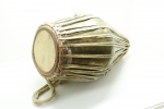 ISNTRUMENTO MUSICAL - Mridanga, instrumento de percursão indiano, corpo em metal dourado. Alt. 55 cm.