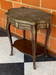 MOBILIÁRIO - Bela mesa francesa em madeira nobre, aplicações em bronze, tampo em mármore. Med. 74x66x47 cm.