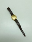 OMEGA - Antigo e delicador relógio de pulso feminino Omega, dourado, com pulseira em couro original. Necessita revisão.