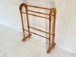 PINHO DE RIGA - Cabideiro em Pinho de Riga, porta mantas, toalhas e calças. Med. 85x68x29 cm.