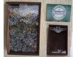 Colecionador de lacres de latas  executado em madeira, e um porta chaves com logo da Heineken, 25 x 40 e  20 x 14 cm. Este lote encontra-se no Roseiral, Petrópolis.