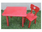 Mesa infantil com cadeira em madeira nobre patinadas de vermelho, 67 x 48, Alt. 50, cadeira 31 x 31, Alt. 64 cm.