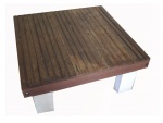Mesa de centro em madeira nobre com tampo reguado apoiado em pernas retas, 84 x 84, Alt. 38 cm.