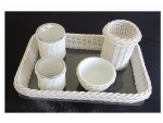kit higienização para bebês composto de 3 potes, 1 bowls e uma bandeja  em plástico branco e  acrílico sendo,  Alt. 15 e 7 cm. e 42 x 27 cm.