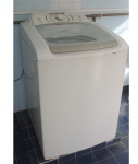 Lavadora de roupa Electrolux, Ultra Cleam com marcas de ferrugem. 15 kg.  Com. 67, Prof. 65, Alt. 103 cm.