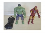 Três brinquedos de plástico Huck, Homem de ferro e luva do Batman, Alt.30 e 22 cm.