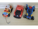 Três carrinhos de plástico, Hot Wheels, do Batman e Patrulha Canina, Com. 25 , 23 e 17 cm.