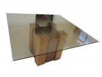 Mesa para jantar para 8 assentos com tampo de vidro apoiado em cubo de madeira nobre laterais  em coluna e centro sulcado, 148 x 148, Alt. 78 cm.