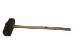 Marreta de ferro (sexta-feira) com cabo de madeira, pesa mais de 10 kg.