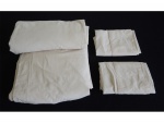 Jogo de cama de casal composto de 2 lençóis  1 creme e outro estampidinho, (sem elástico) com muitas marcas de uso.
