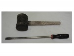 Martelo de borracha com cabo de madeira e 1 chave de fenda, Com. 32 e 42 cm.