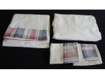 Jogo de cama de casal em algodão  na cor creme com bainhas xadrez composto de 2 lençóis  sendo 1 com elástico com muitas marcas de uso.